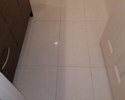 Porcelain tiles 12x24 on the floor.