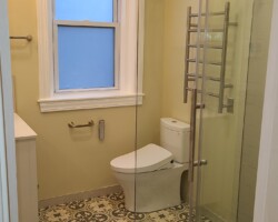 Sliding glass shower door makes room bigger.