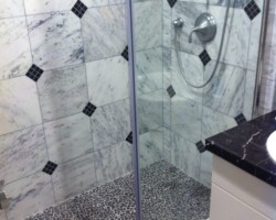 Combination of marble tiles and mosaic.