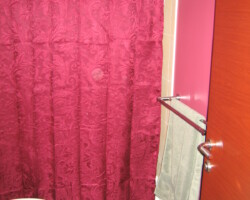 Completely renovated full bathroom.